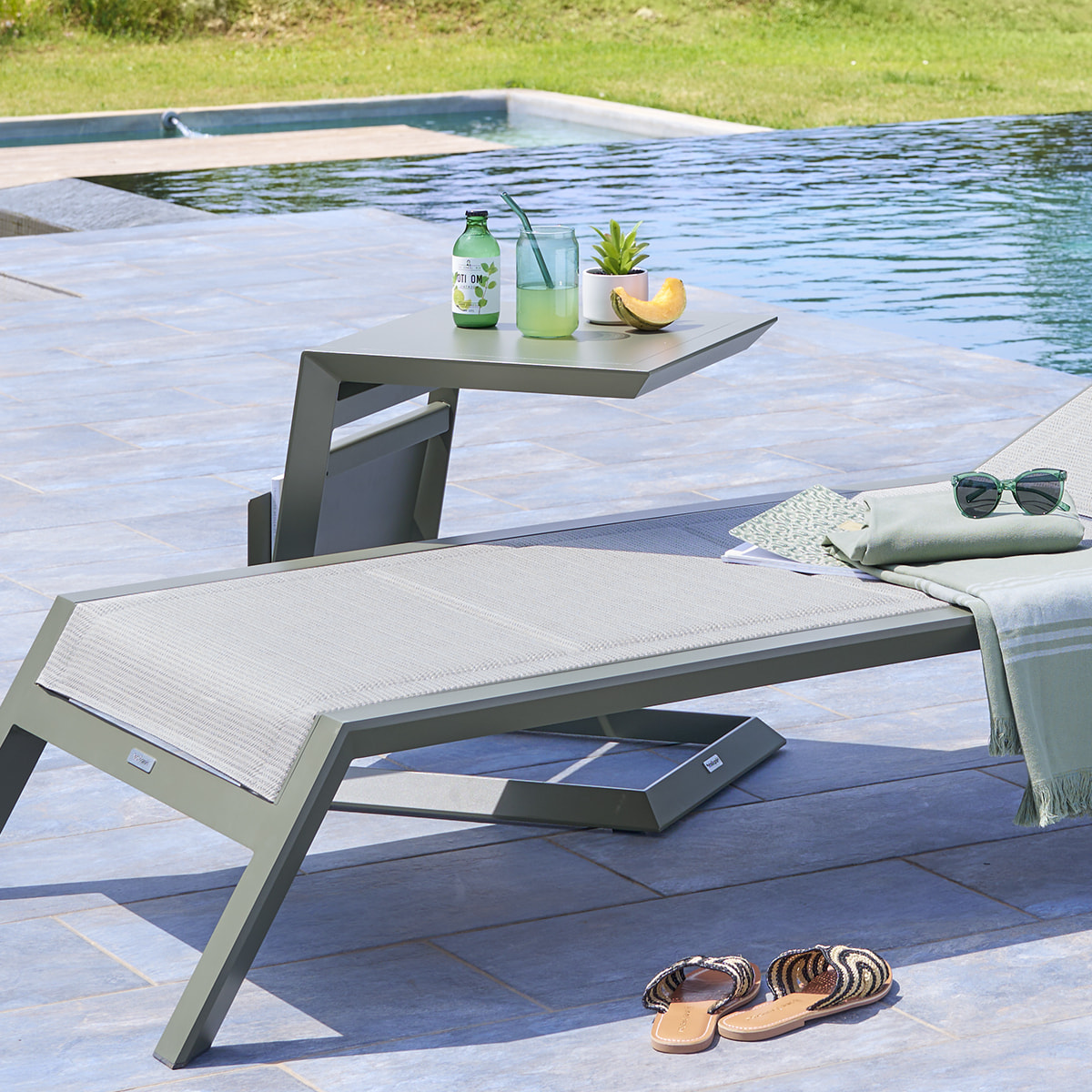 Table d''appoint de jardin carrée "Allure" vert laurier 55x45x55cm
