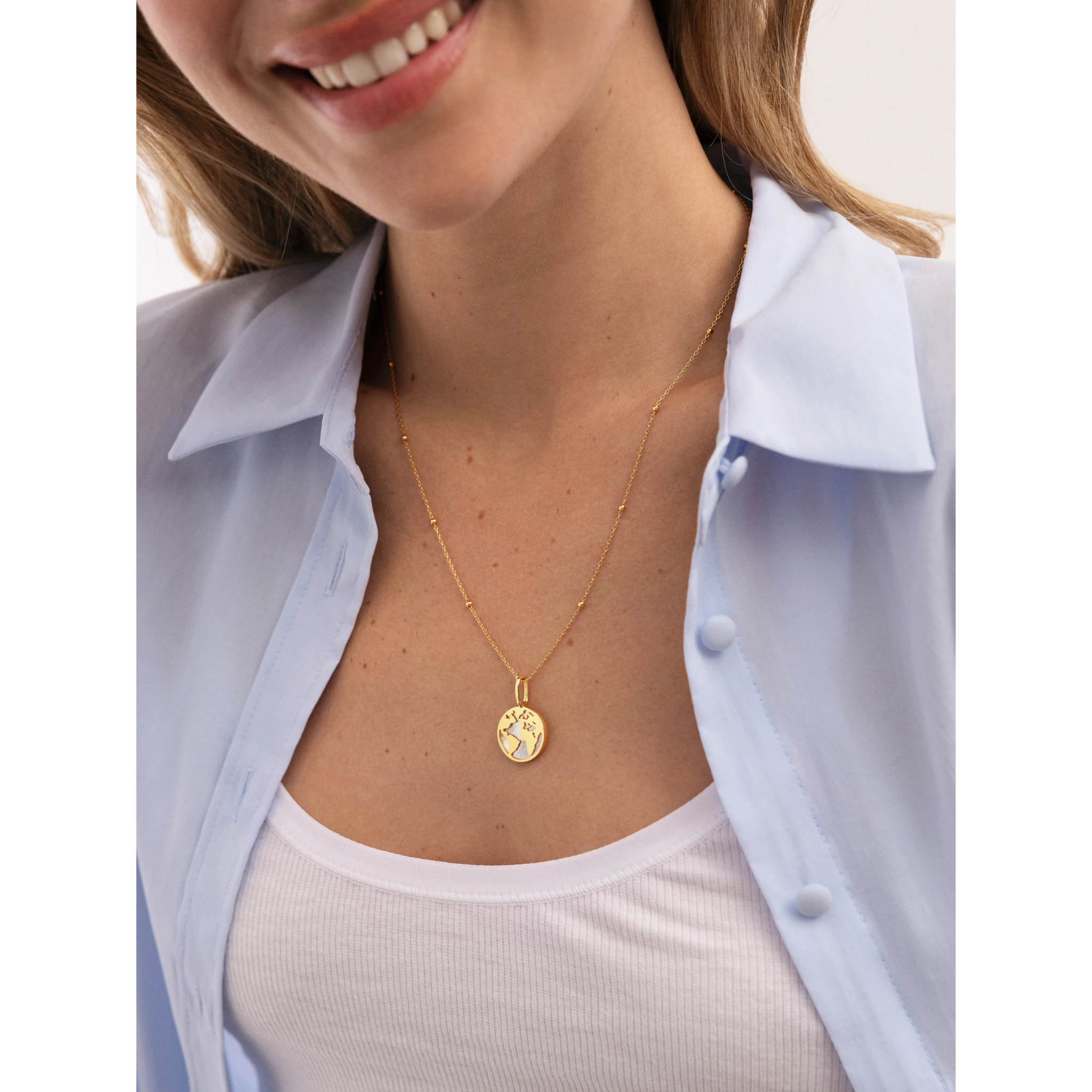 Charm Mundo Nácar Baño Oro