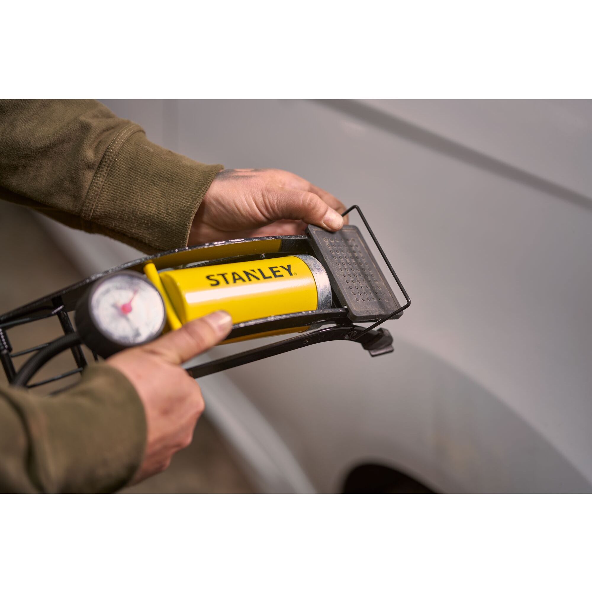 Pompe à pied avec adaptateurs, pression max. 10 bars