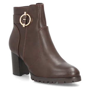 Botines de tacón con hebilla decorativa para mujer.