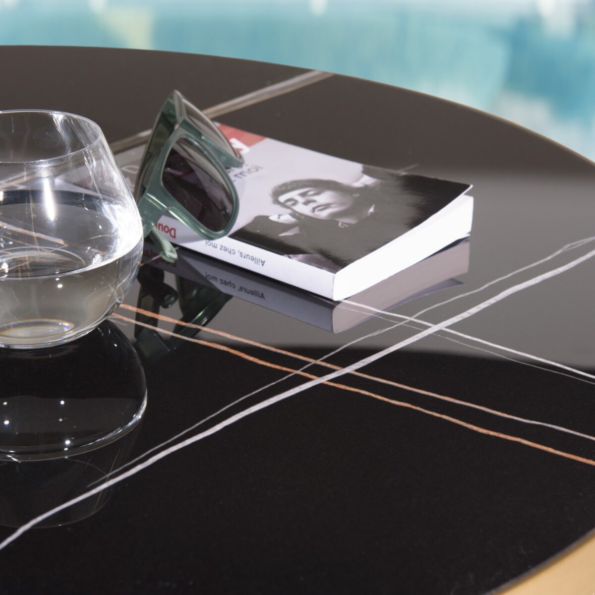 ICARE - Ensemble n°2: table bistrot D70cm en céramique marbré noir