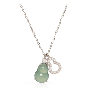 Collar de plata de ley 925 con colgante de jadeíta y circón con cierre de resorte.