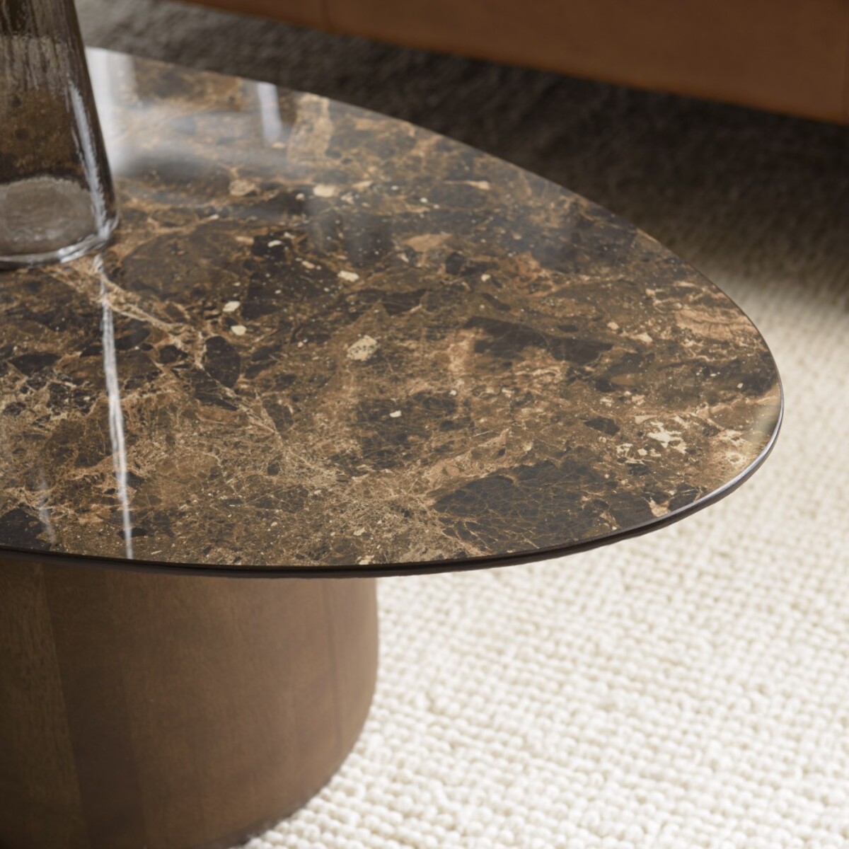 JAMES - Table basse ovoïde plateau céramique marron pied en manguier