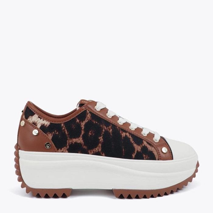 Sneaker con plateau e stampa leopardata con dettaglio borchiato