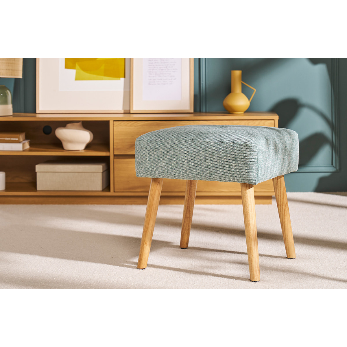 Tabouret bas en tissu effet velours texturé vert céladon et bois clair massif H46 cm GUESTA