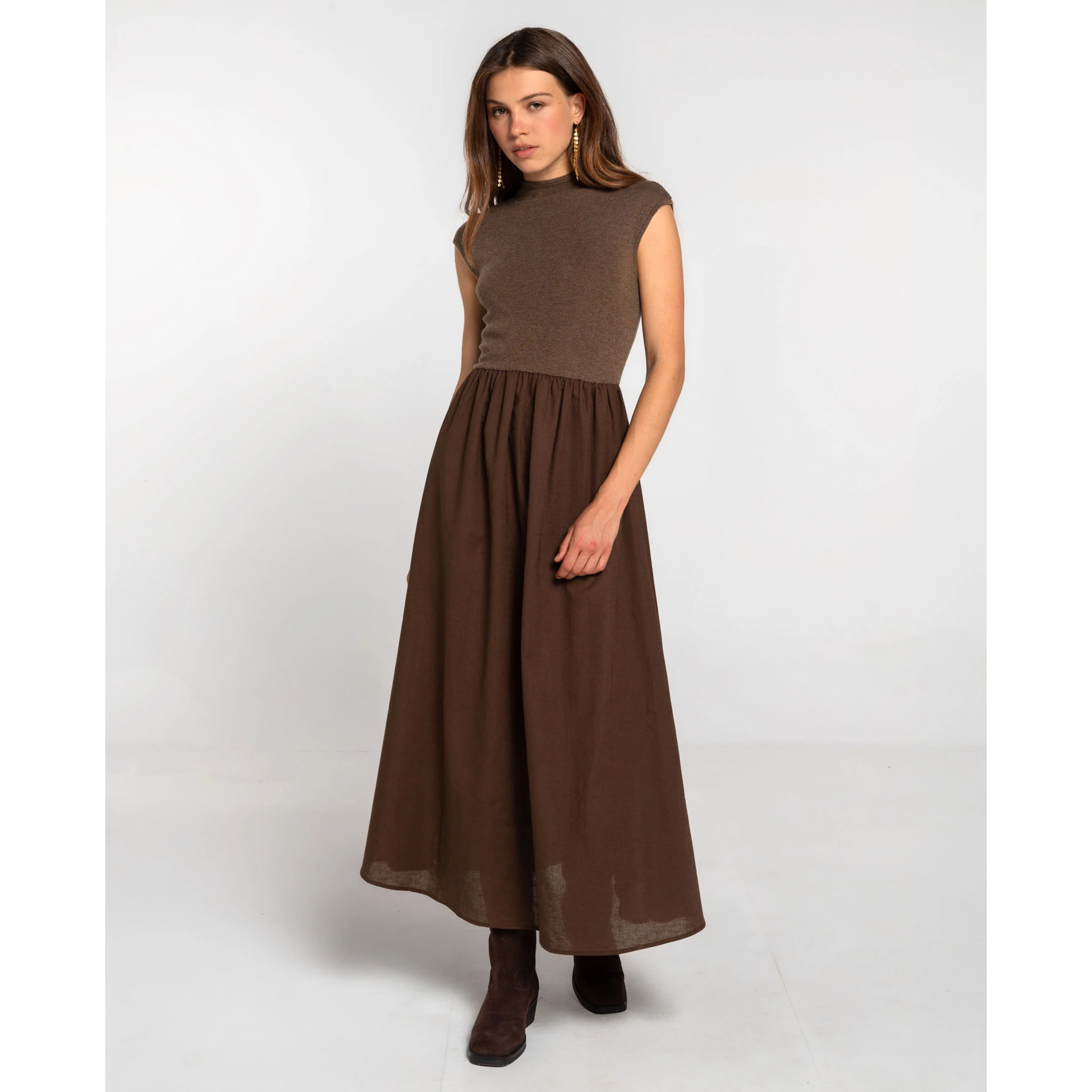 Vestido marrón con top de punto y falda larga de tejido plano