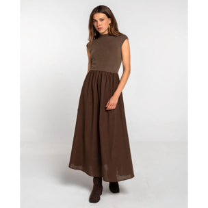 Vestido marrón con top de punto y falda larga de tejido plano