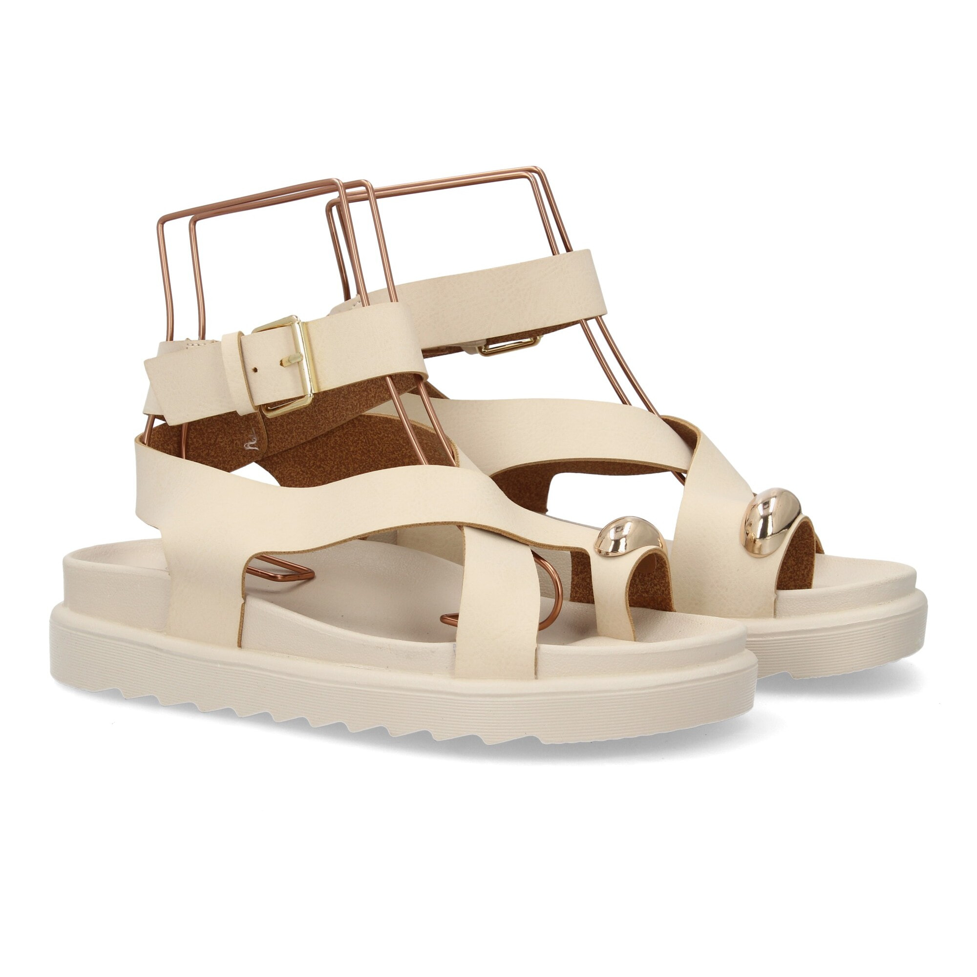 Sandalias cómodas de tiras mujer con adorno metálico.