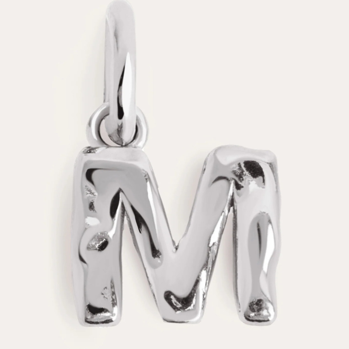Charm Letter Organic in Argento