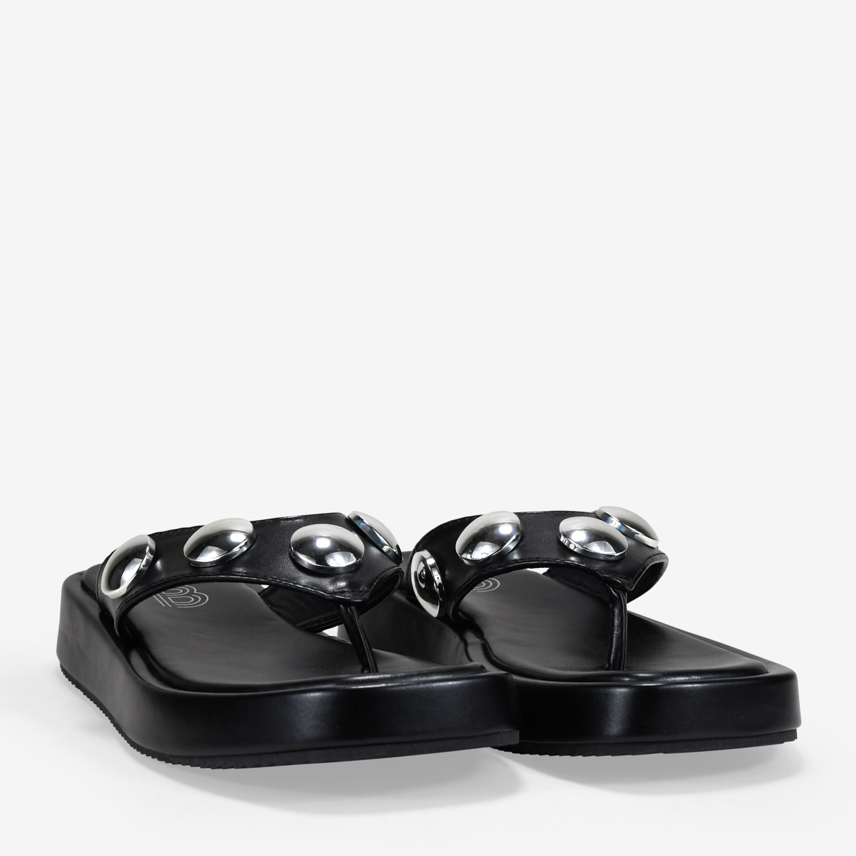 Sandalias de dedo negras con tachuelas