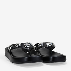 Sandalias de dedo negras con tachuelas