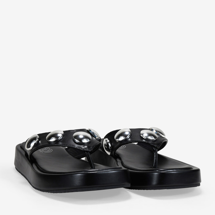 Sandalias de dedo negras con tachuelas