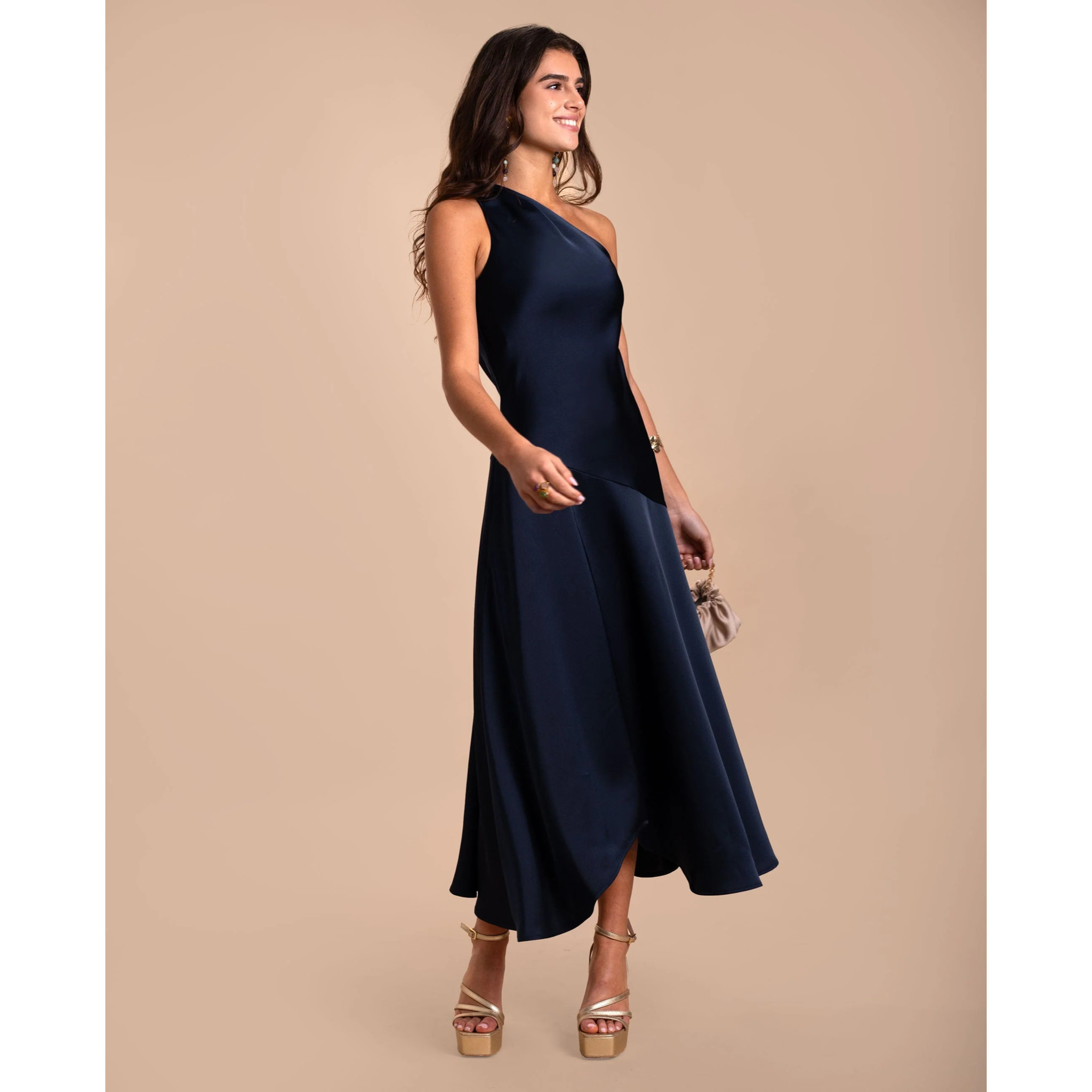 Vestido midi con escote asimétrico