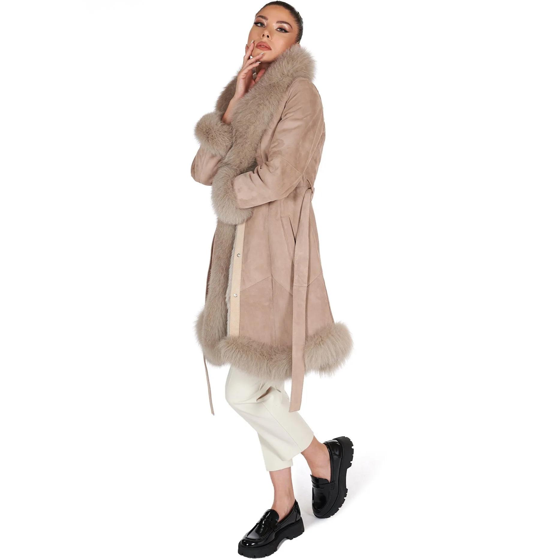 Cappotto in montone scamosciato beige con collo in volpe