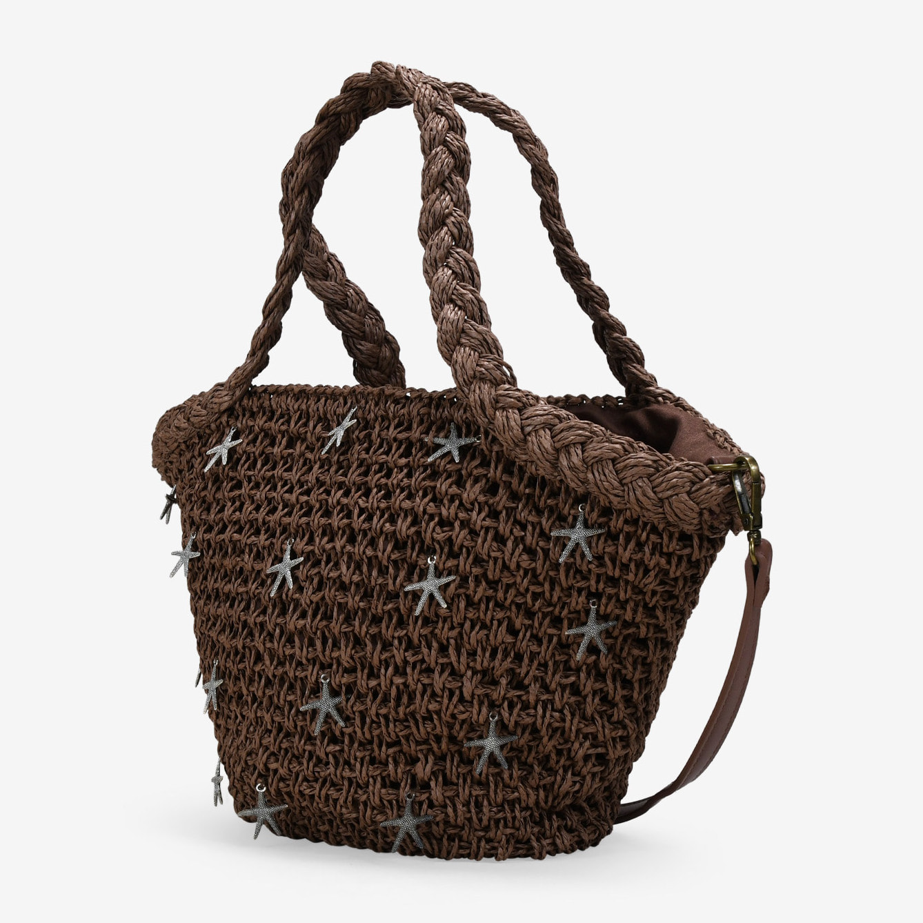 Bolso de mano marrón en rafia con estrellas metálicas