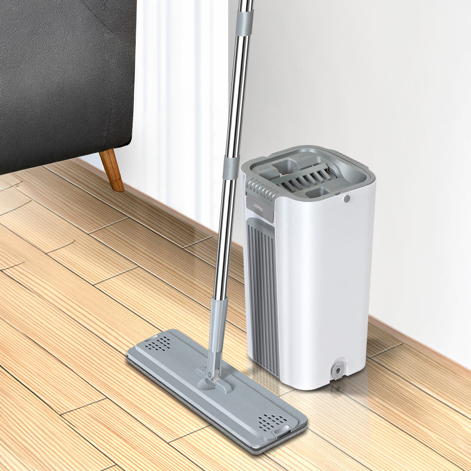 Mocio con rotazione a 360°, secchio con sistema di strizzatura efficiente e tappo di scarico. Include 3 panni in microfibra.