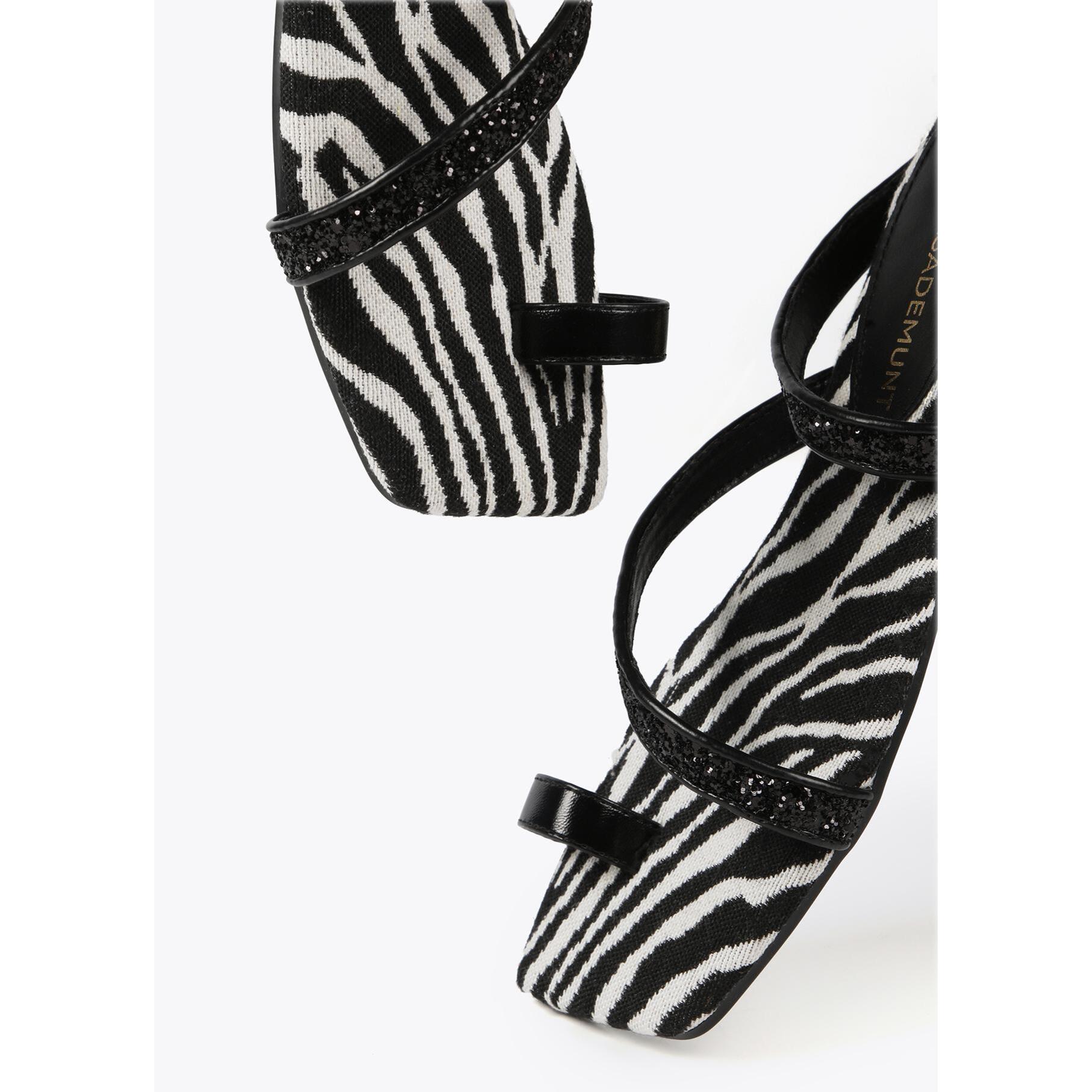 Sandali con fascette metallizzate e plantare con stampa zebrata
