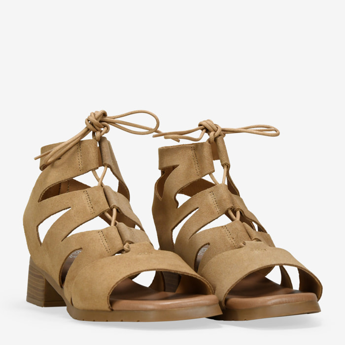 Sandalias piel arena con tacón y cordones