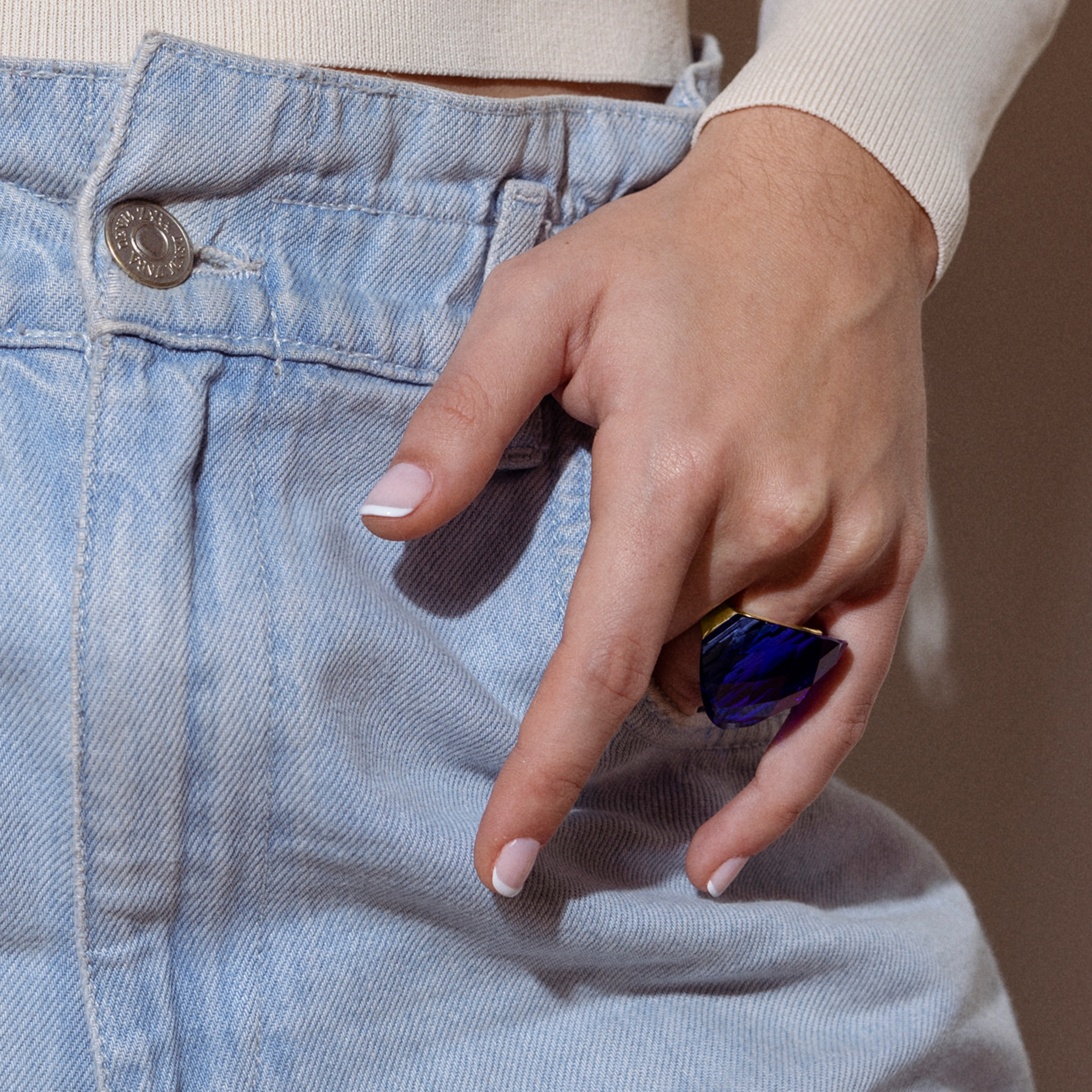 Anillo de Cuarzo Hidrotermal Lapislazuli acabado en oro amarillo de 18K