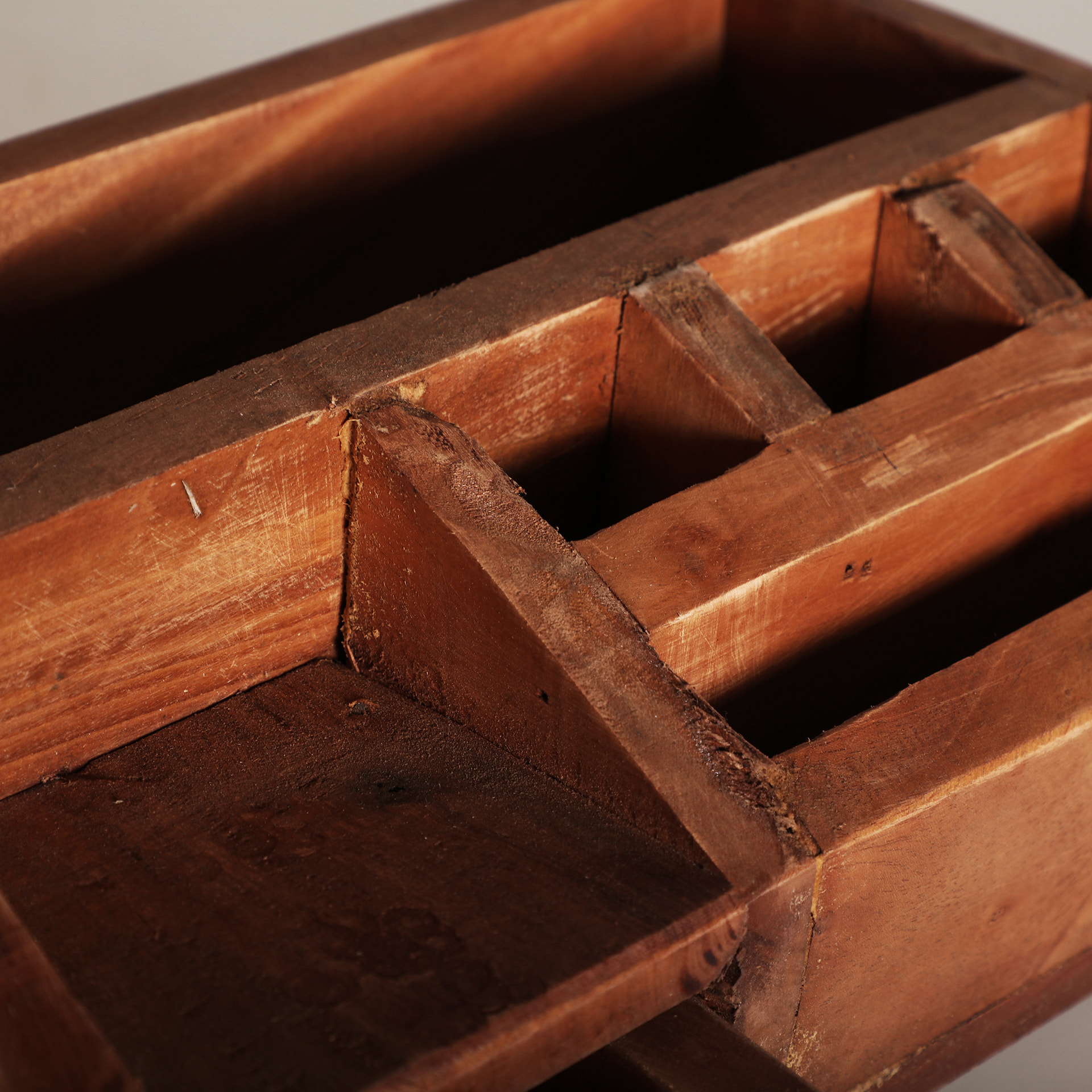 Caja de madera de mahogany en color marrón de 27x17x10cm