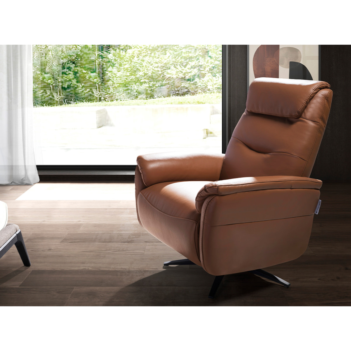 Sillón Angel Cerdá relax giratorio con reposabrazos asiento y respaldo tapizados en piel de origen vacuno en marrón patas de acero inoxidable en negro mate 78x96x105cm