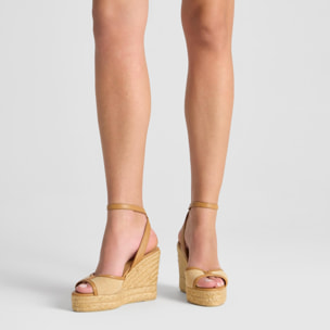 Sandalia Brigitte cuña de yute tintado con doble plataforma, escote en V y hebilla