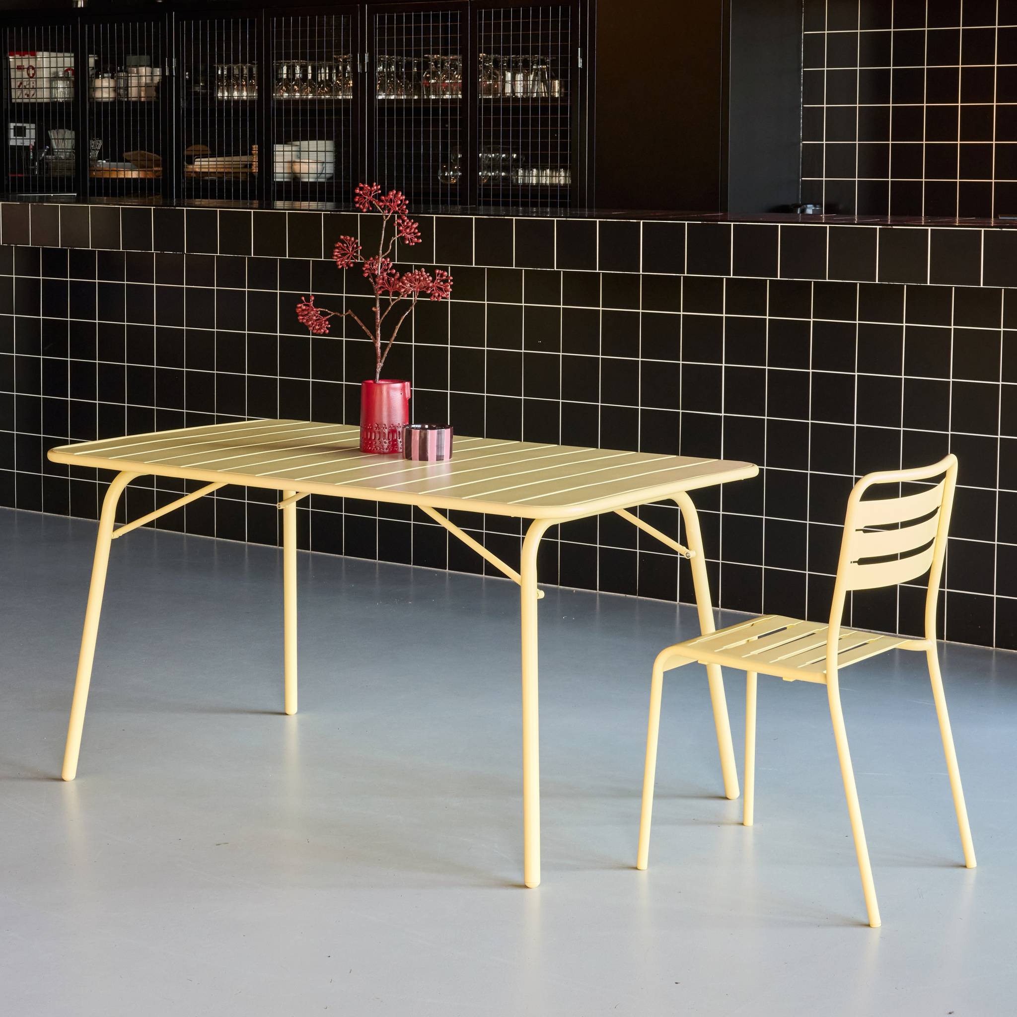 Table de jardin pliante métal 6 places. jaune. Amelia. 140x80cm. traitement antirouille. lattes et bords arrondis