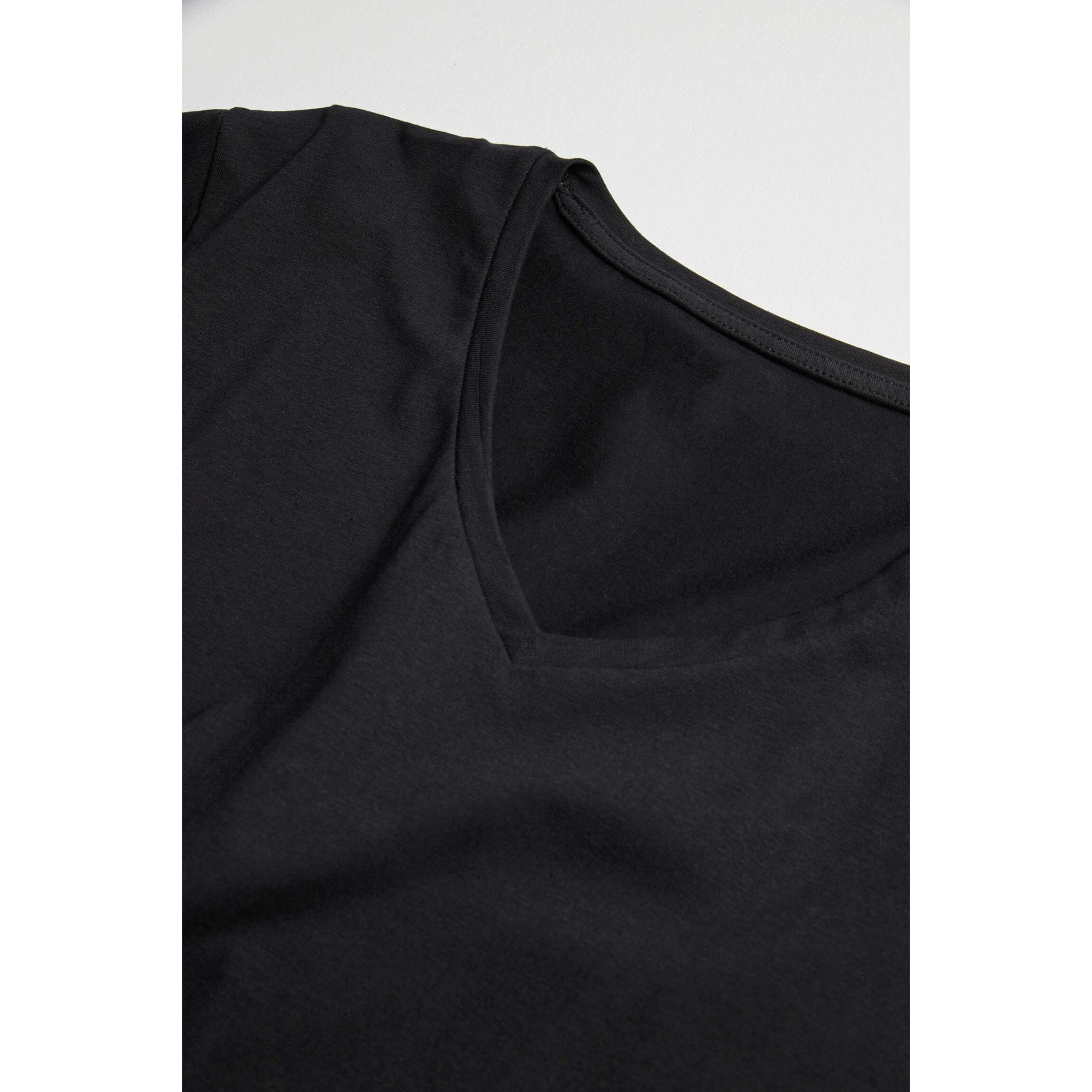 Maglietta nera in cotone a maniche corte con scollo a V