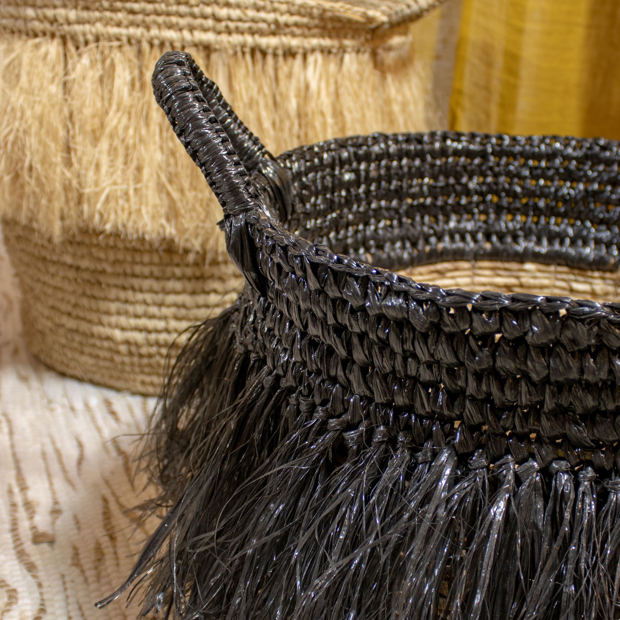 Panier en abaca avec franges noires  ZALO