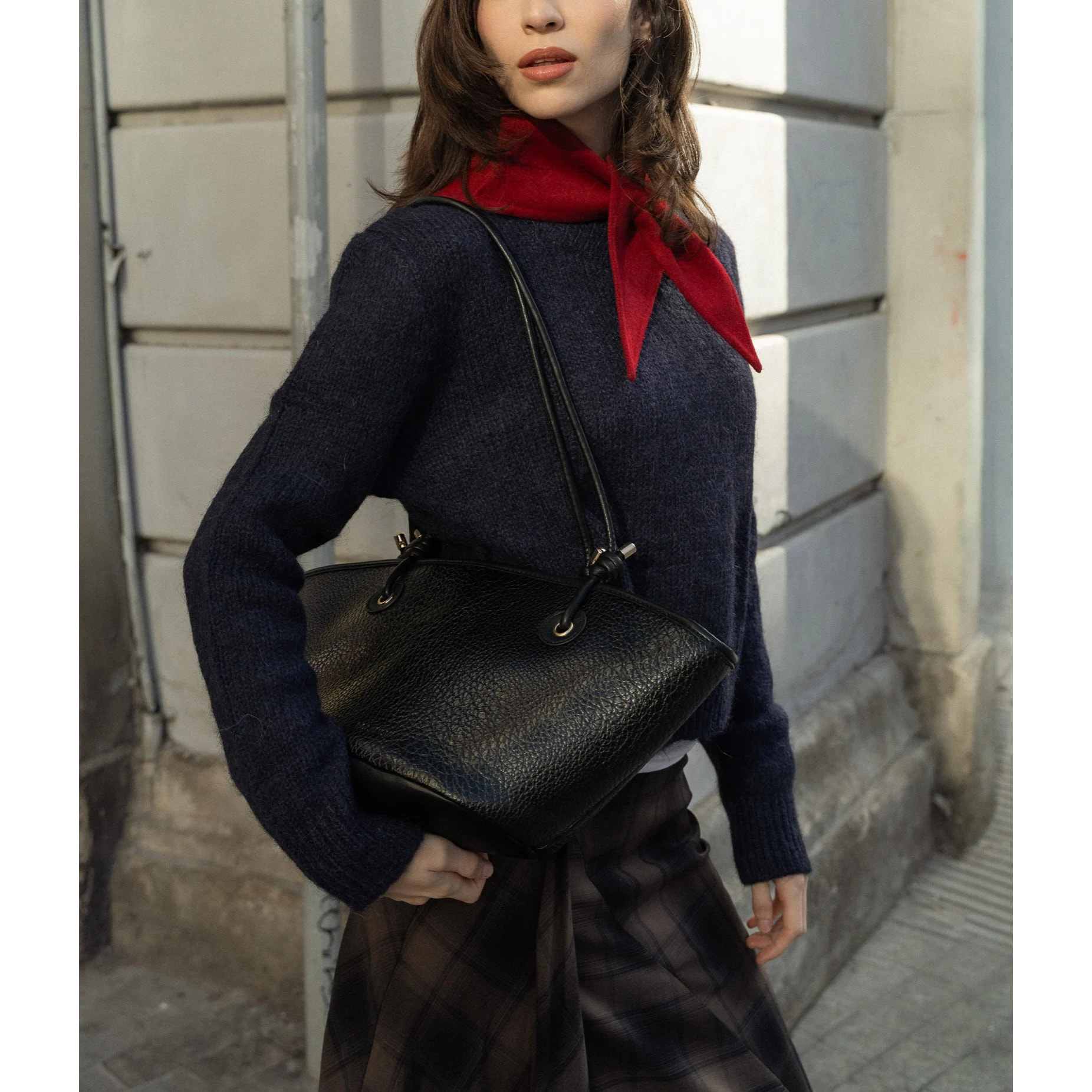 Bolso de hombro negro con doble asa