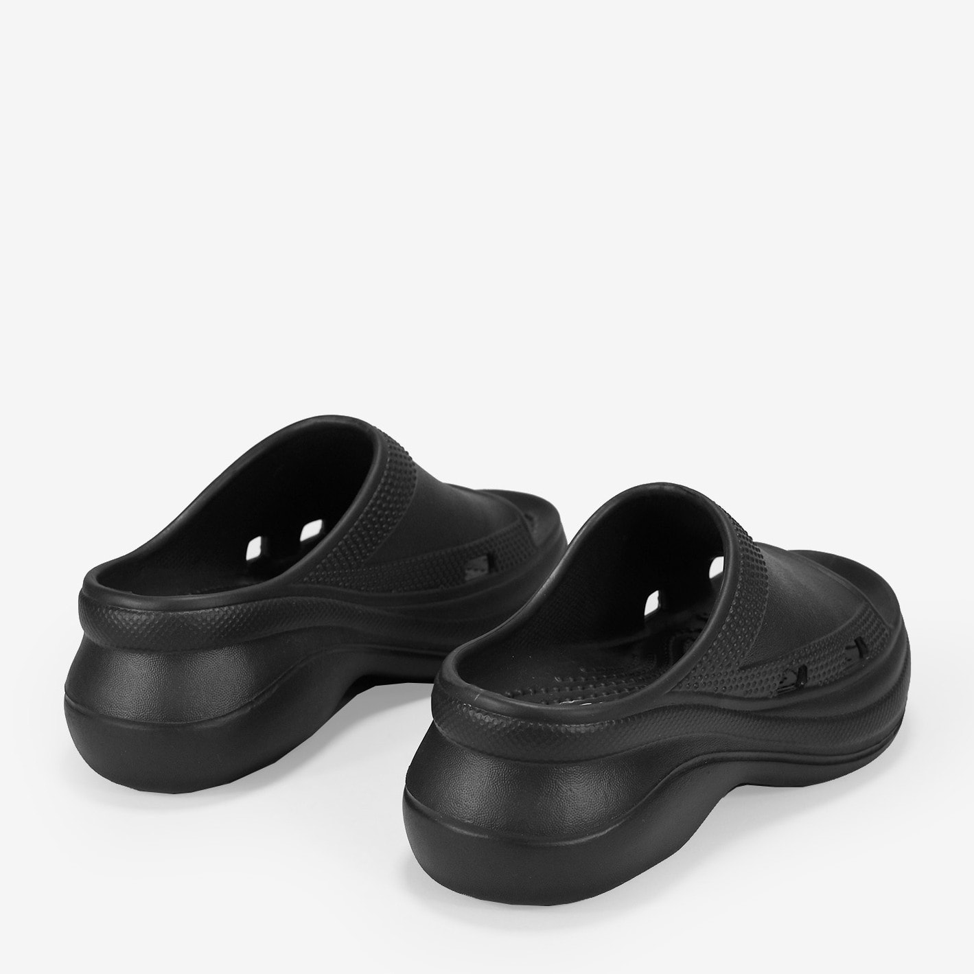 Sandalias de goma con plataforma negras