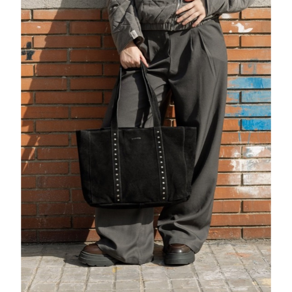 Bolso de hombro negro serraje piel con tachas