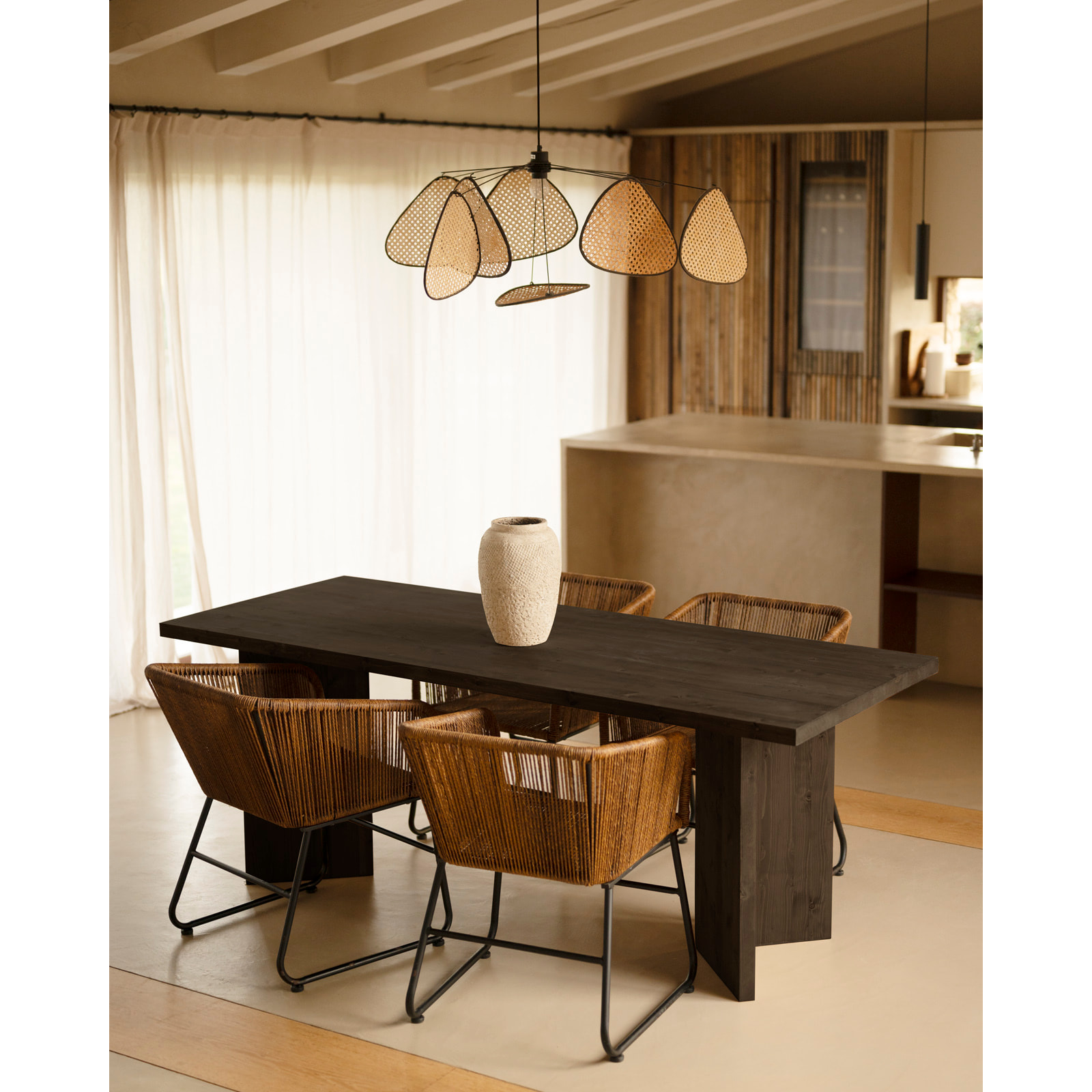 Table de salle à manger en bois massif en ton noir en différentes tailles