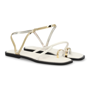 Sandalia plana moderna tiras metálicas