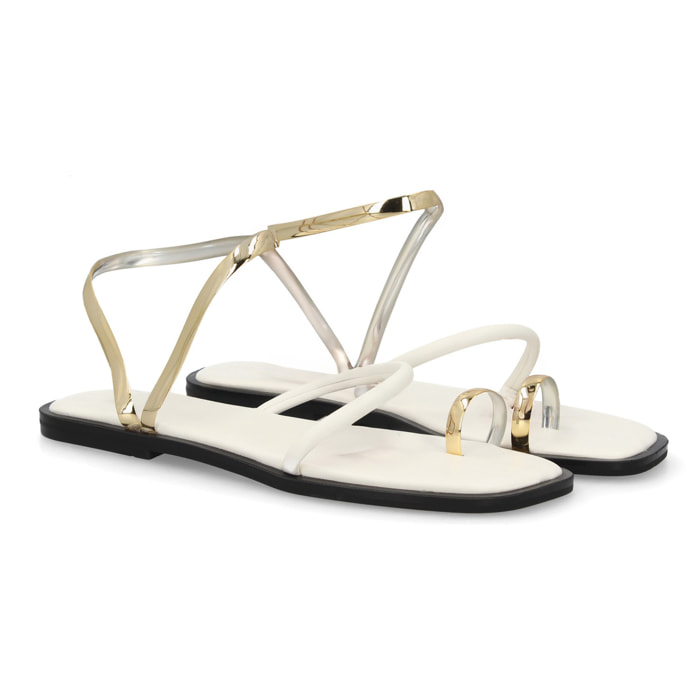 Sandalia plana moderna tiras metálicas