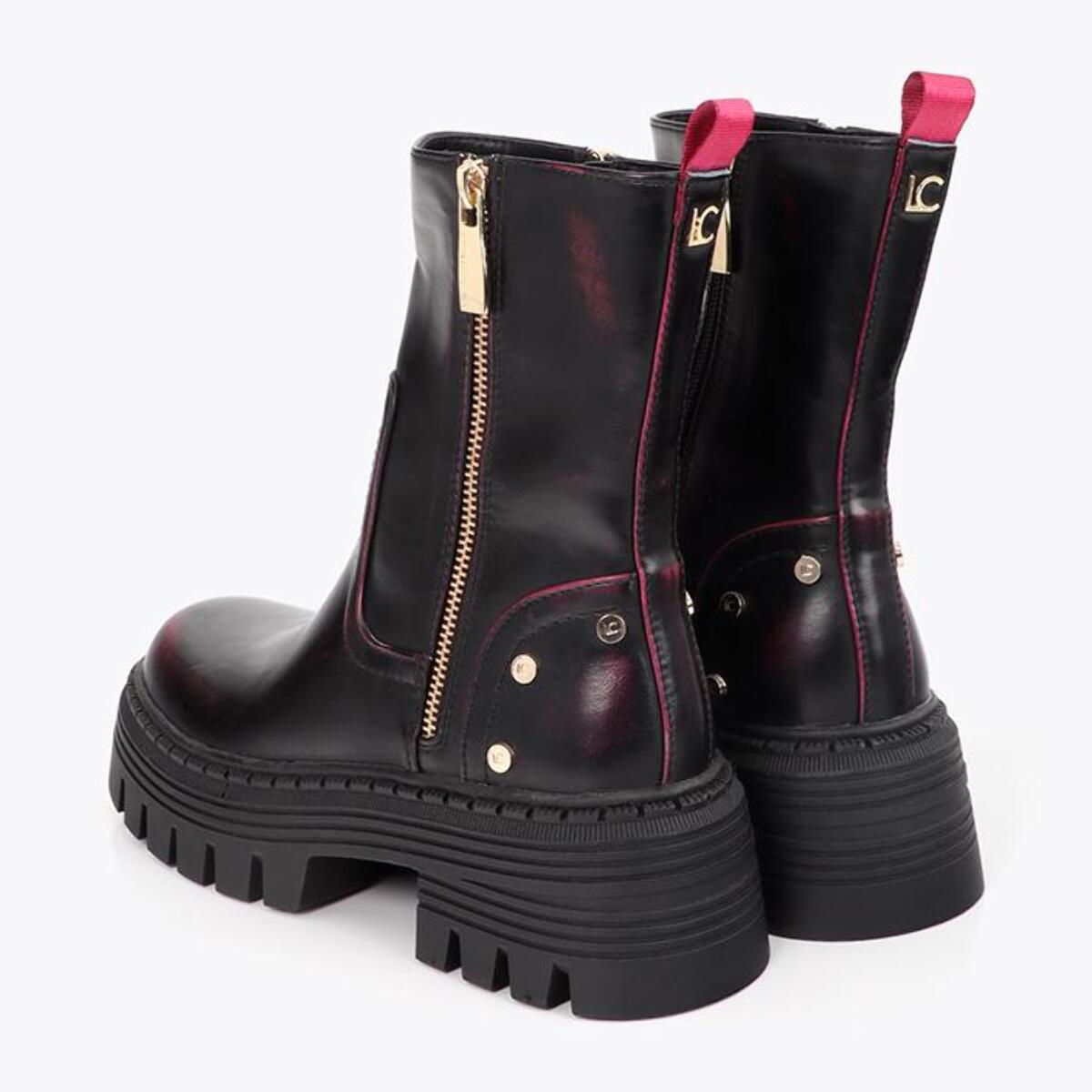 Stivaletto con effetto sfumato e dettagli metallici