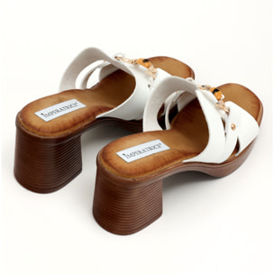 Sandali in simil pelle con tacco comodo quadrato ed applicazione color oro