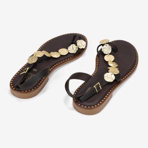 Sandalias de piel marrones con monedas metálicas