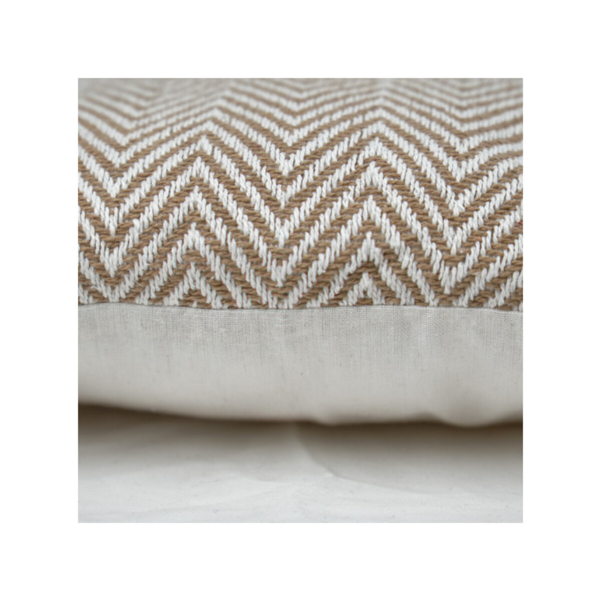 Coussin en coton brodé carré 40 x 40 cm motifs chevrons beige - WAVE