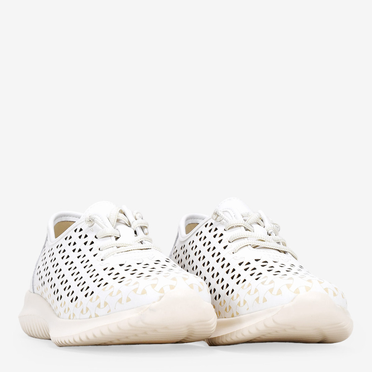 Zapatillas blancas en piel cortadas con láser