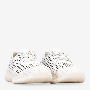 Zapatillas blancas en piel cortadas con láser