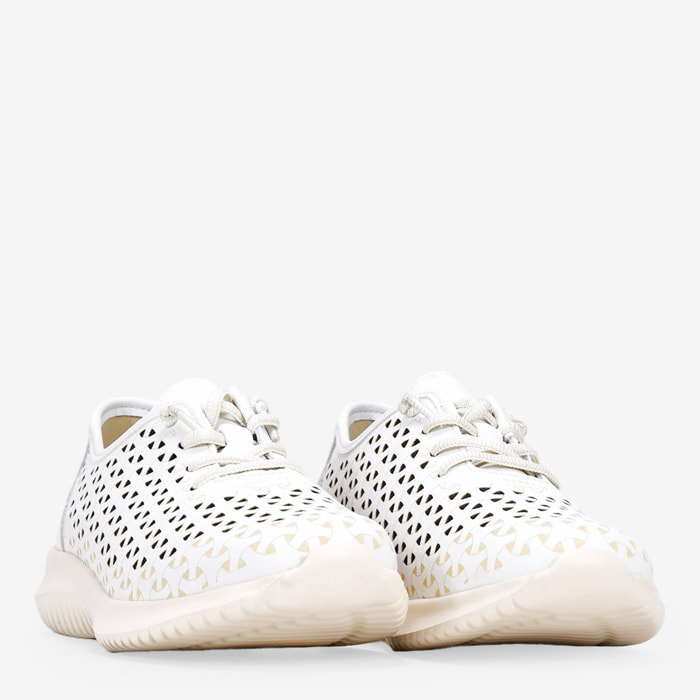 Zapatillas blancas en piel cortadas con láser