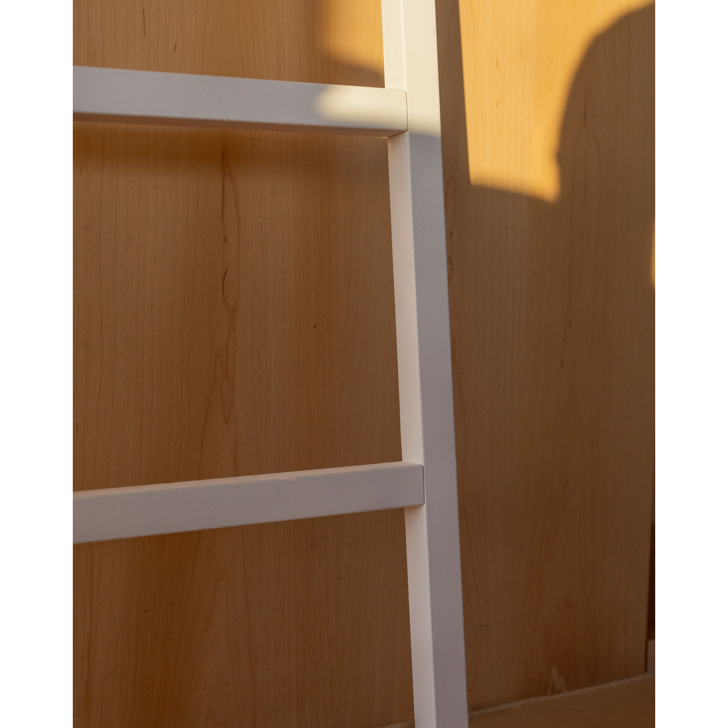 Escalera de madera maciza en tono blanco de 150x41cm Alto: 150 Largo: 41 Ancho: 3.5