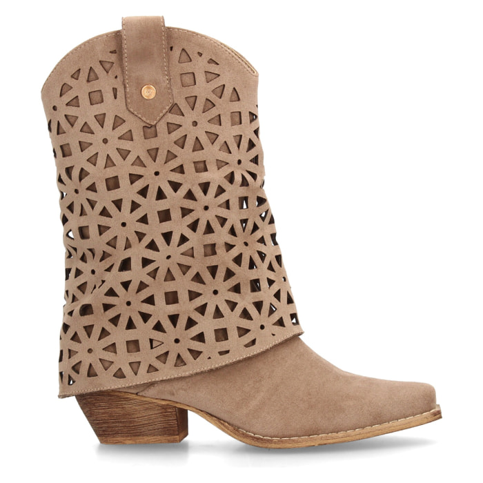 Botas cowboy troqueladas estilo boho para mujer.