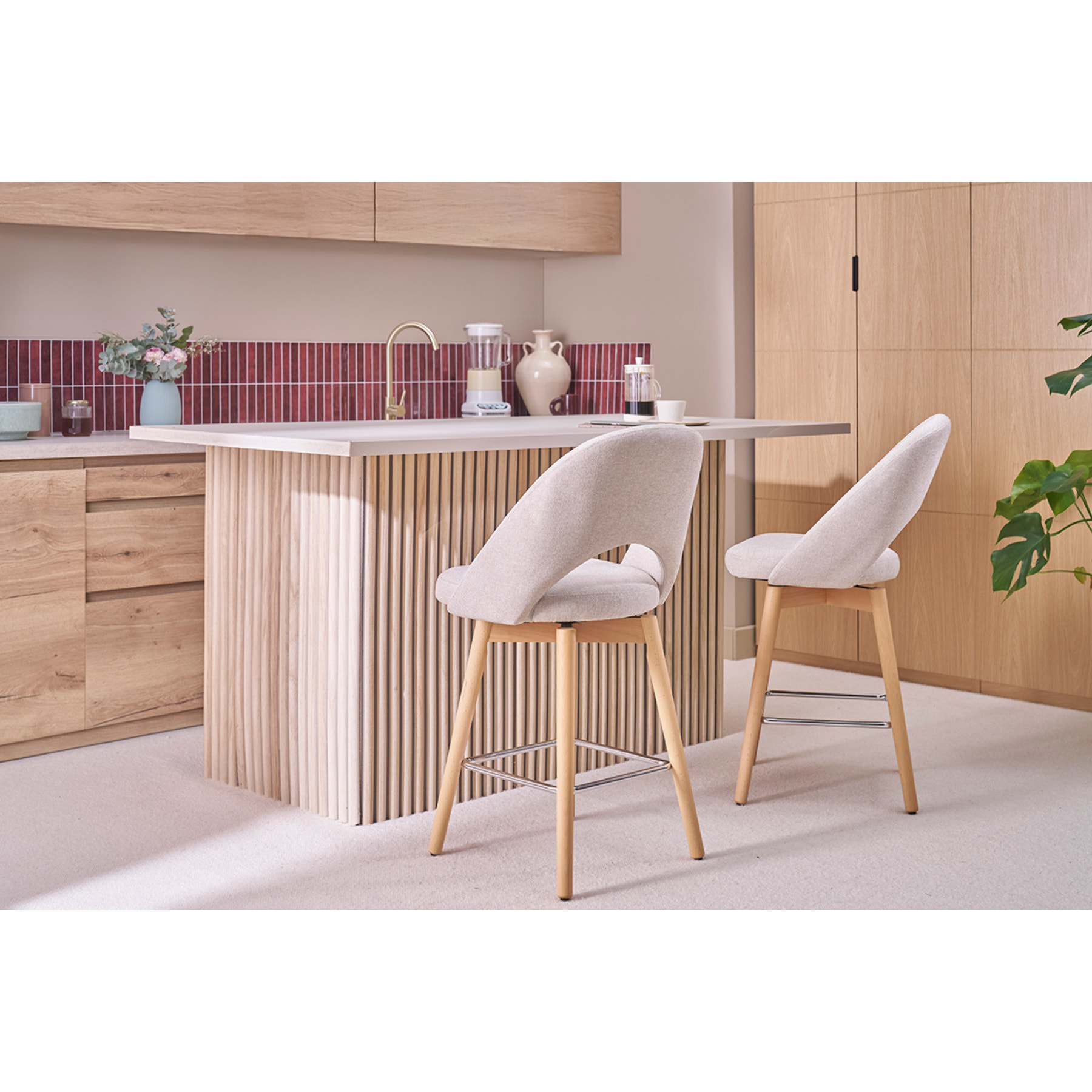 Tabourets de bar scandinaves en tissu velours côtelé vert kaki et hévéa massif 65 cm (lot de 2) COSETTE