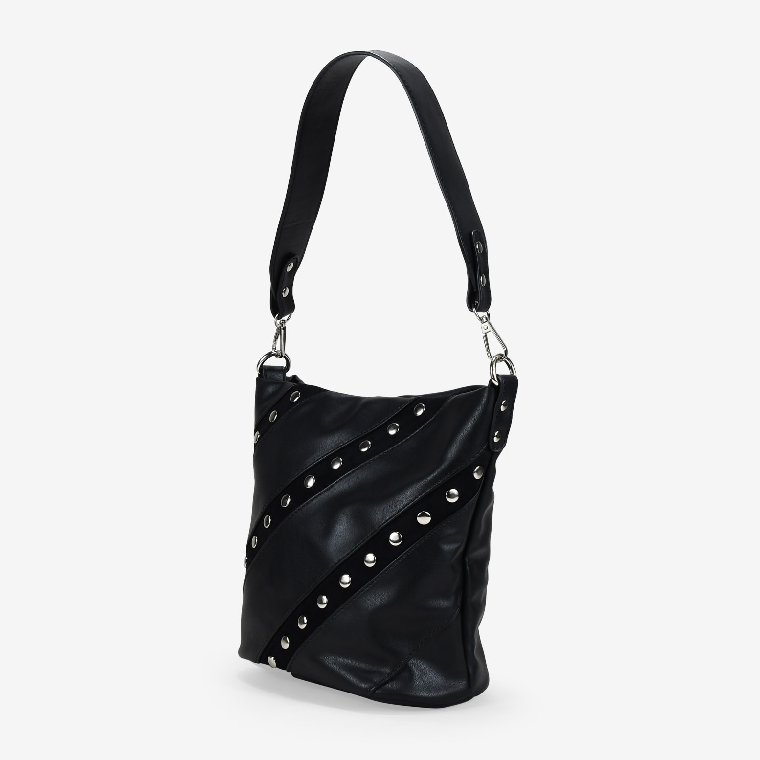 Bolso cubo negro con tachas metálicas