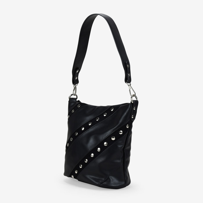 Bolso cubo negro con tachas metálicas