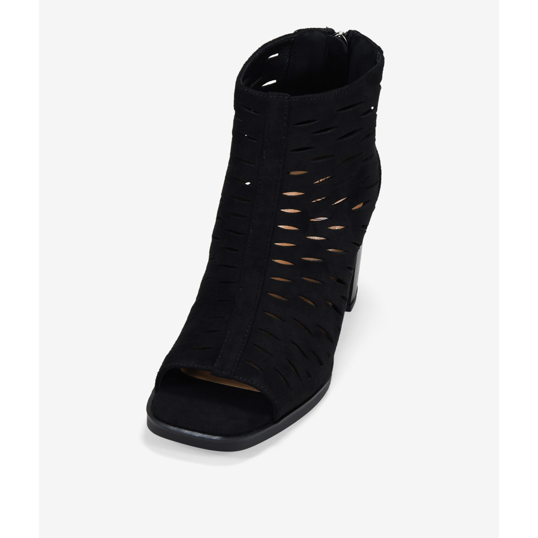 Botines negros con puntera abierta y calados