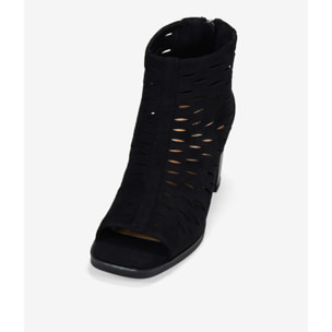 Botines negros con puntera abierta y calados