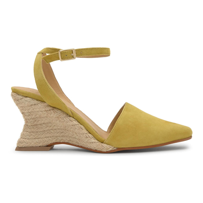 Alpargata de cuña Judi en ante con punta afilada y cierre de pulsera